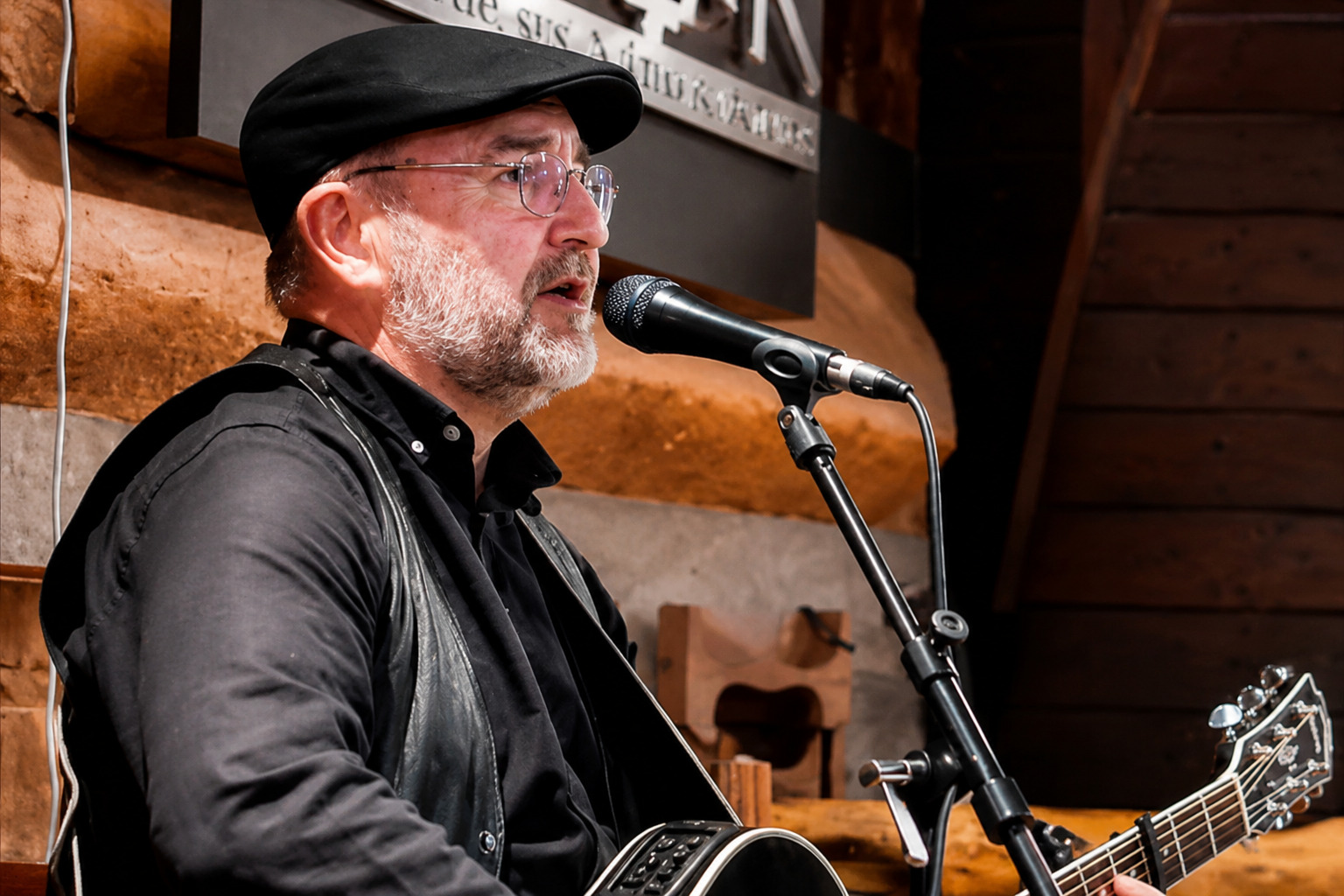 Manu Miranda rinde homenaje a las grandes voces de la música asturiana en Colombres - Concejo de Ribadedeva