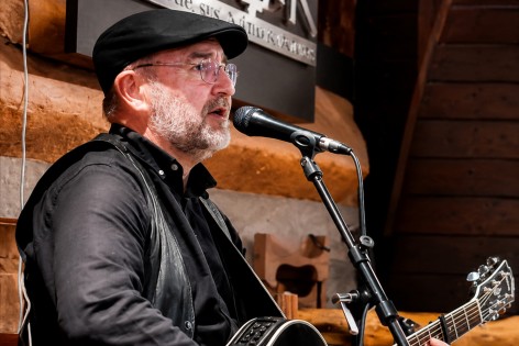 Manu Miranda rinde homenaje a las grandes voces de la música asturiana en Colombres