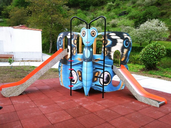 Finalizadas las obras de rehabilitación del entorno y Parque Infantil de Pivierda - Concejo de Colunga