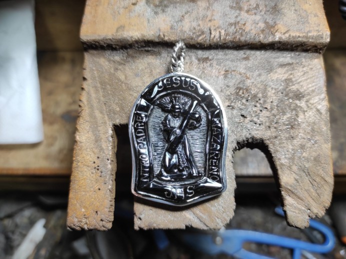 El ayuntamiento entregó un medallón de azabache de Villaviciosa a la Cofradía de Jesús Nazareno para el Museo de Semana Santa - Concejo de Villaviciosa