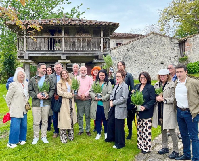El Museo Etnográfico del Oriente de Asturias se vistió de verde para celebrar el Día Internacional de los Museos - Concejo de Llanes