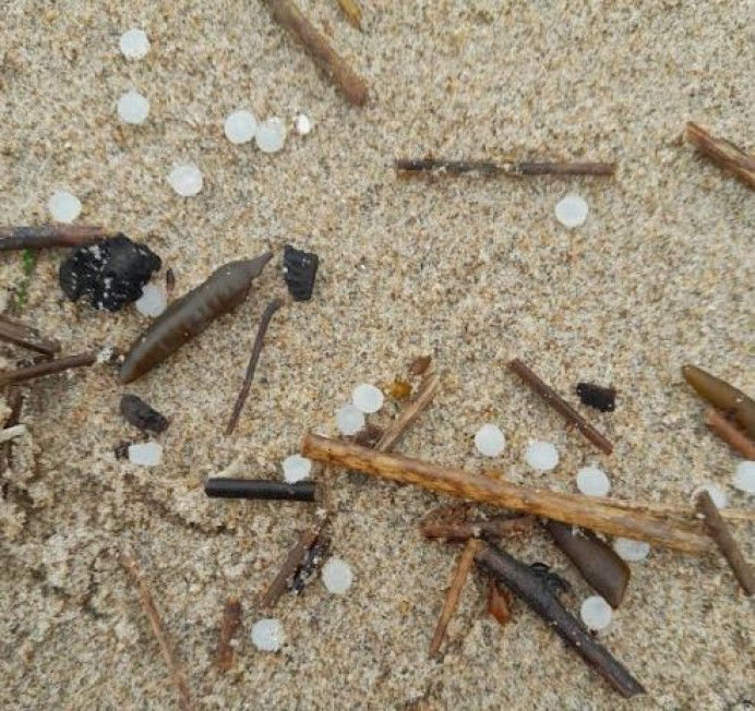 Ecologistas de Asturias: Toda la costa asturiana llena demicro plásticos una vez más - Asturias