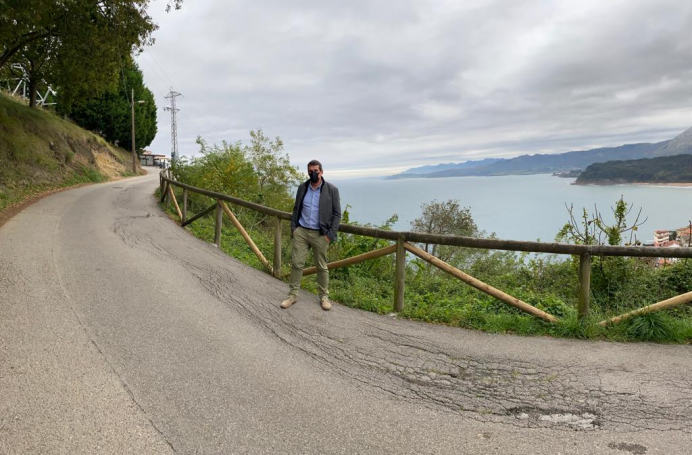 Ciudadanos alerta del hundimiento de la carretera de acceso al Mirador de San Roque, en Lastres - Concejo de Colunga
