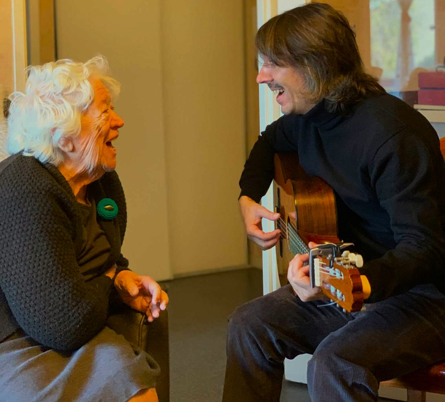 En modo Mayor lleva la música en vivo a personas mayores de Lastres, Colunga y otros puntos de Asturias - Concejo de Colunga