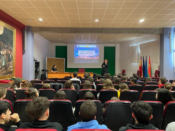 Charla informativa en el IES de Llanes sobre movilidad en Europa - Concejo de Llanes