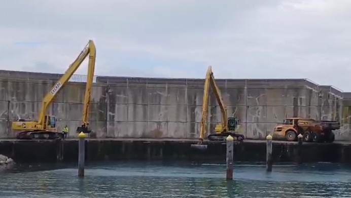 Llastres avanza en el refuerzo del dique con la primera fase de acopio de bloques finalizada - Concejo de Colunga