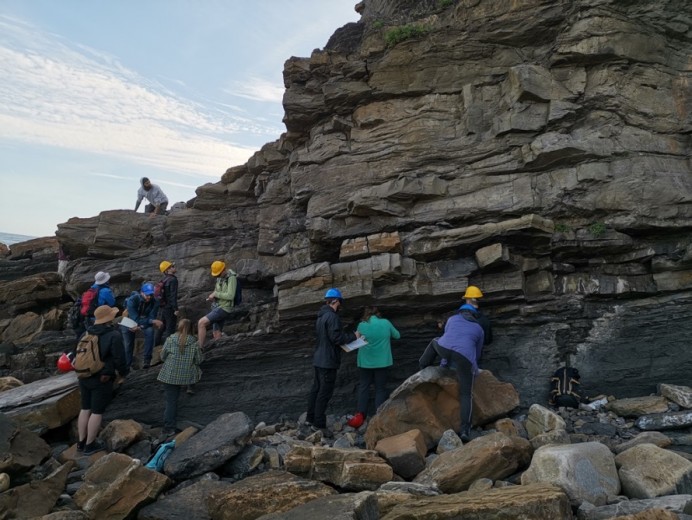 Estudiantes de la Universidad de Oviedo y de la Universidad de Saskatchewan de Canadá participa en un curso de Geología en el MUJA  - Concejo de Colunga