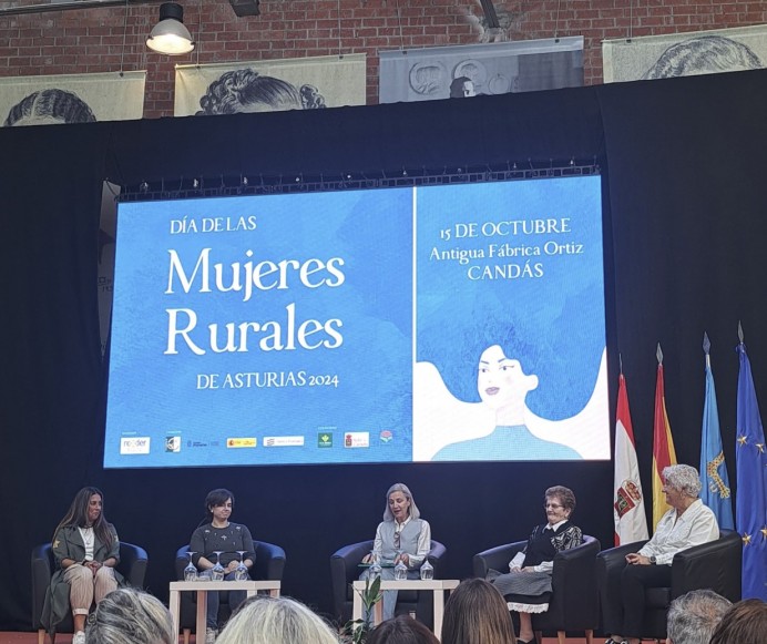 Lucía González Cuesta recibe el galardón de Mujer Rural de Asturias 2024 en Candás - Asturias