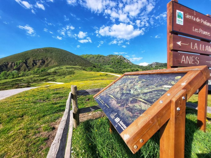 Panel informativo en Les Praeres para facilitar rutas de montaña en Peñamayor - Concejo de Nava