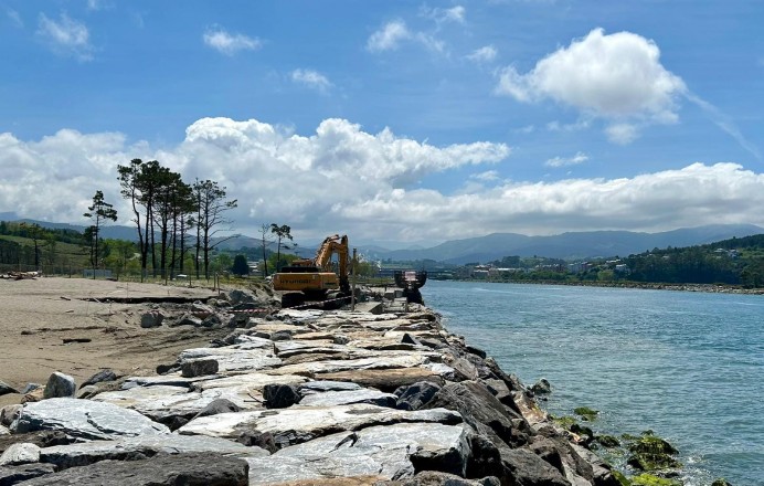 Reparación del dique en la ría de Navia en progreso - Asturias