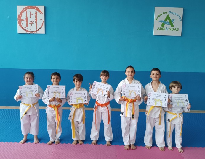 Ocho jóvenes karatekas del Club TODE superan su examen de Kyu en Arriondas - Concejo de Parres