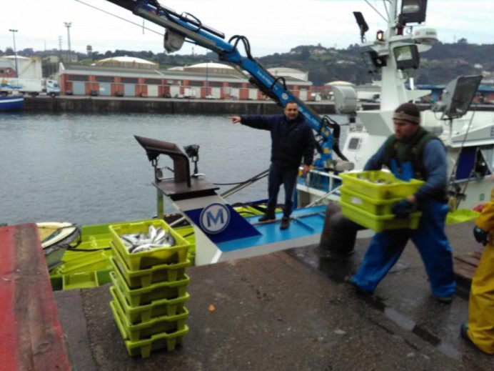 La embarcación llastrina Playa del Astilleru colabora con la ONG Ningún niño sin cenar - Concejo de Colunga