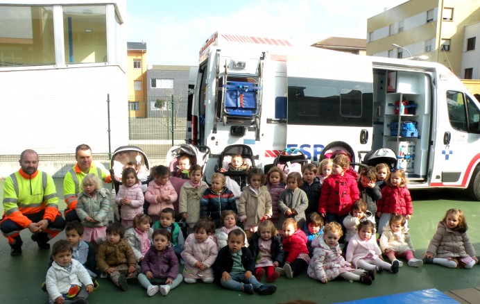 Actividades de la Escuela 0 a 3 años de Llanes: visita de la ambulancia - Concejo de Llanes