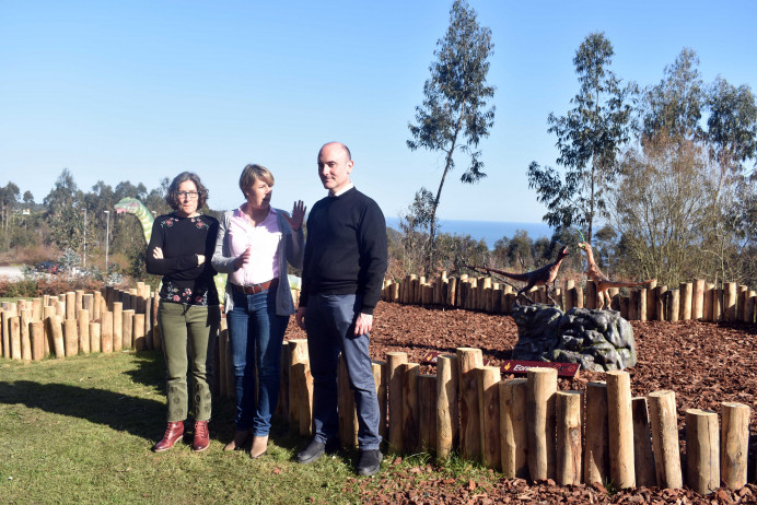El MUJA incorpora dos nuevas escenas de dinosaurios triásicos al Jardín - Concejo de Colunga