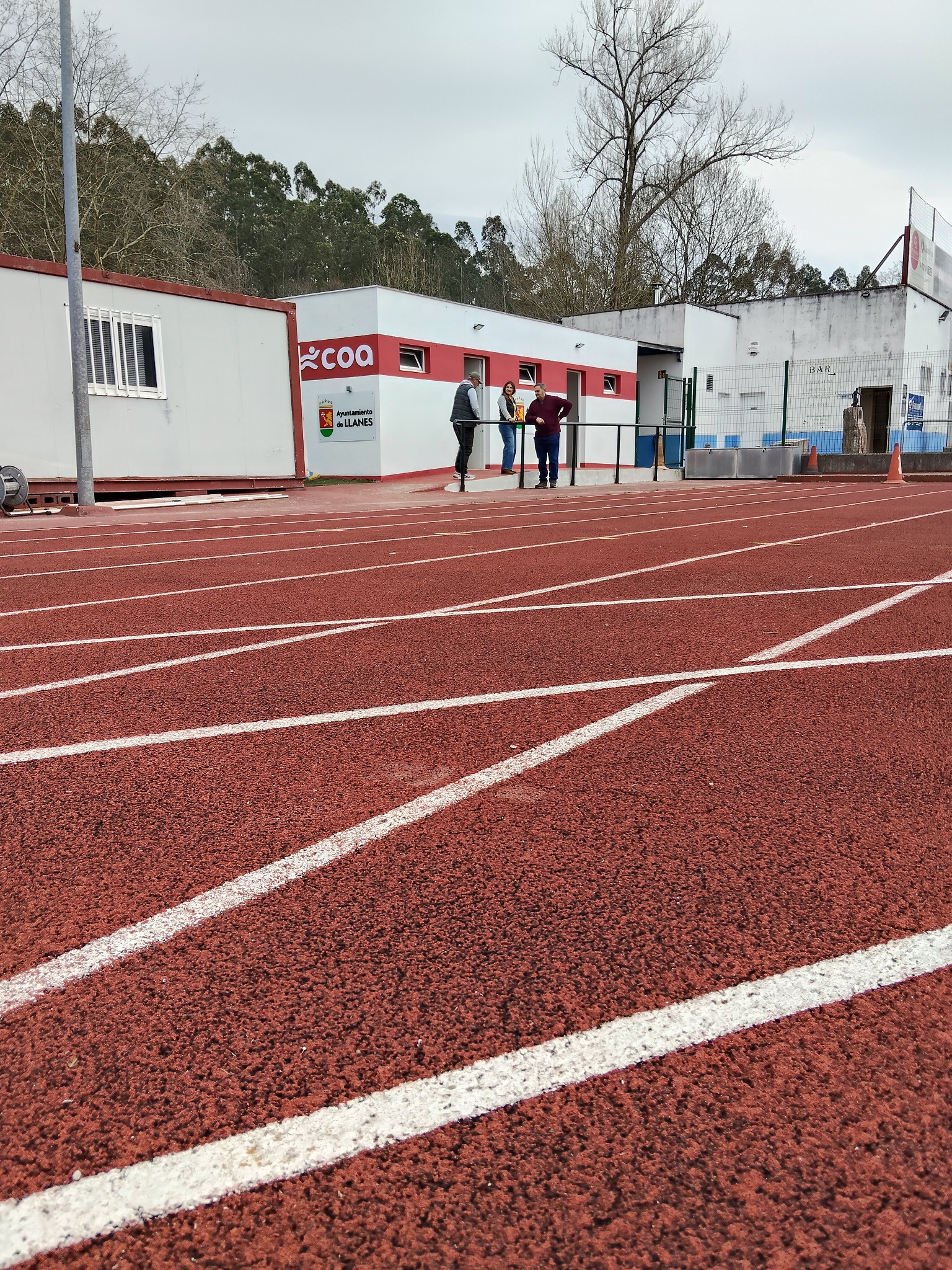 Llanes estrena nuevos vestuarios en la Pista de Atletismo de La Corredoria tras una inversión de 31.520 euros - Concejo de Llanes