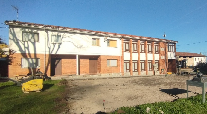 Llanes inicia las obras de renovación del patio de las escuelas de Celoriu - Concejo de Llanes