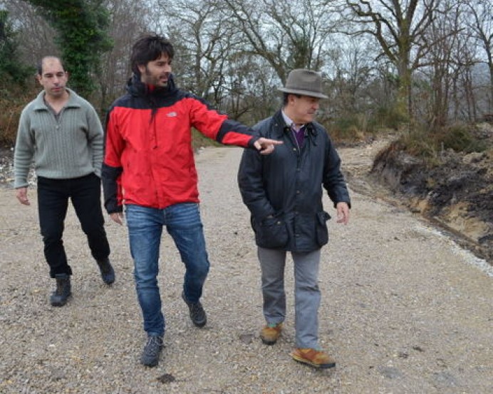 El Ayuntamiento de Llanes remata la mejora del camino de Llaceras, en Sierra Plana de La Borbolla - Concejo de Llanes
