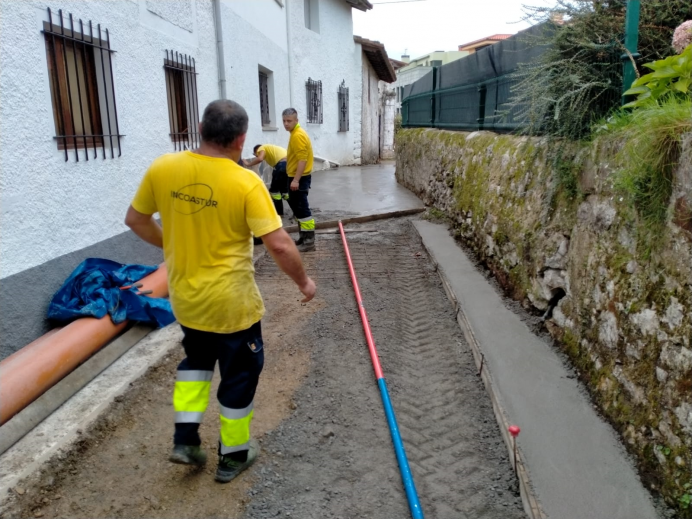 En ejecución las obras de mejora de caminos en el Barrio de Abajo de Celoriu. - Concejo de Llanes