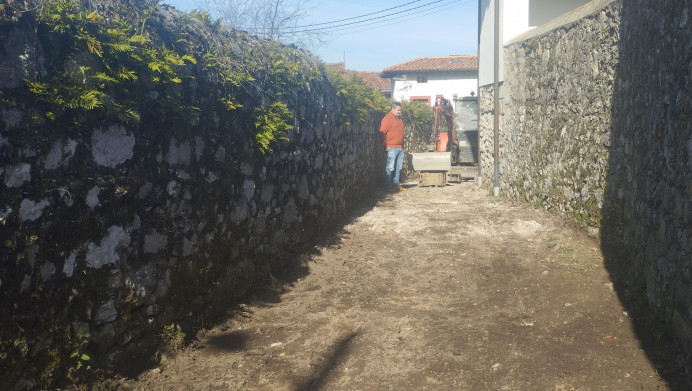 Pavimentación de un camino en Naves - Concejo de Llanes