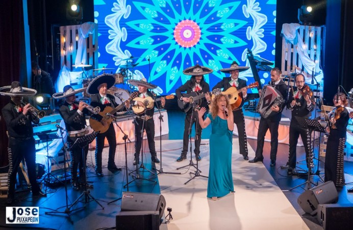 Mina Longo con su banda de mariachis en concierto en Cangas de Onís - Concejo de Cangas de Onís