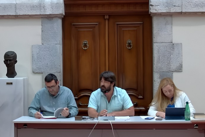 Llanes aprueba las Ordenanzas Fiscales 2026 con la congelación de impuestos municipales - Concejo de Llanes