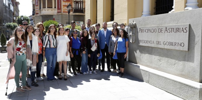 El Presidente Adrián Barbón recibe a jóvenes descendientes de emigrantes en el I Campus Iberoamericano Orígenes - Asturias