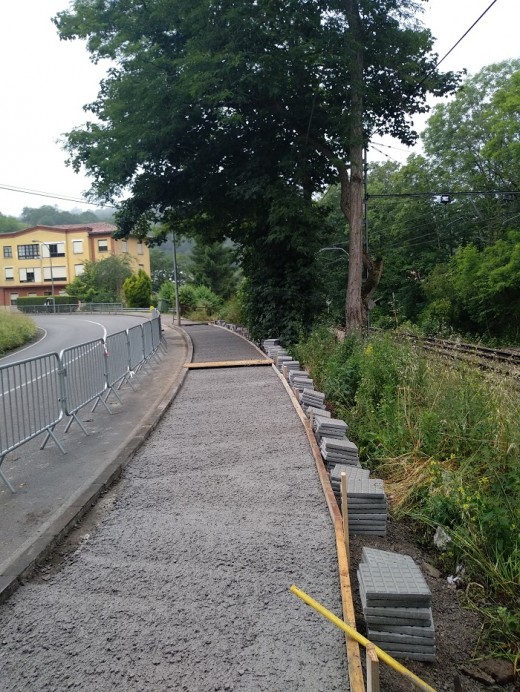 Renovada la acera en El Canalón - Concejo de Piloña