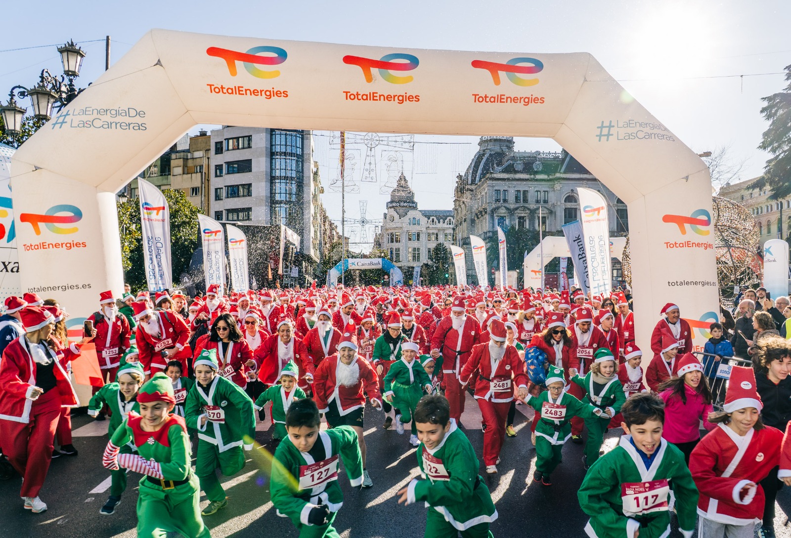 Oviedo reúne a 3.500 personas en la Carrera de Papá Noel - Asturias