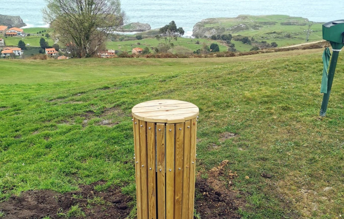Llanes, sustitución papeleras campo municipal de golf - Concejo de Llanes