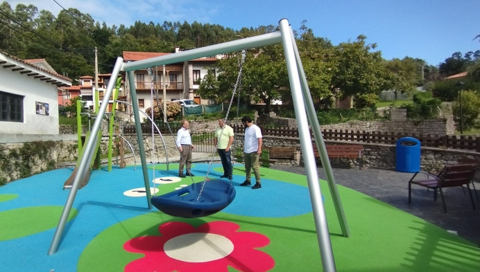 El Ayuntamiento de Llanes concluye la renovación del parque infantil de Andrín - Concejo de Llanes