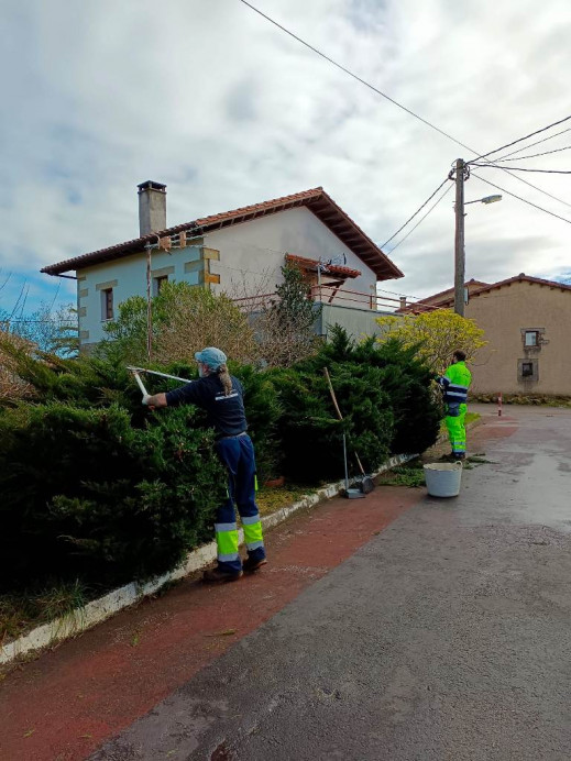 Labores de jardinería del taller de empleo Colunga Verde en parque infantil de Luces - Concejo de Colunga