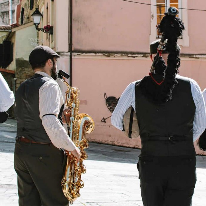 La Casa de Cultura Benito Pérez Galdós en Arriondas acoge el concierto de La Garrapiella - Concejo de Parres