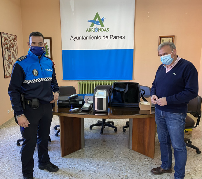 Parres dota a la Policía Local de un detector de drogas y amplía las cámaras de seguridad a nuevas zonas del casco urbano - Concejo de Parres