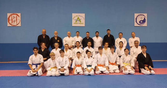 El Polideportivo Javier Hernanz de Arriondas acoge un Curso de Kobudo con participantes de varias regiones - Concejo de Parres