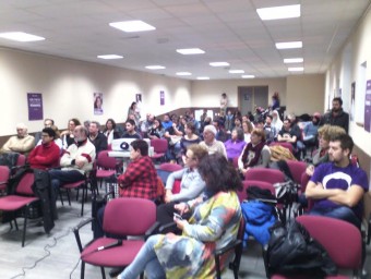 El C.C Capistrano se llena para ver la película sobre el Caso Barcenas “B” que proyectó Podemos en la Villa. - Concejo de Villaviciosa