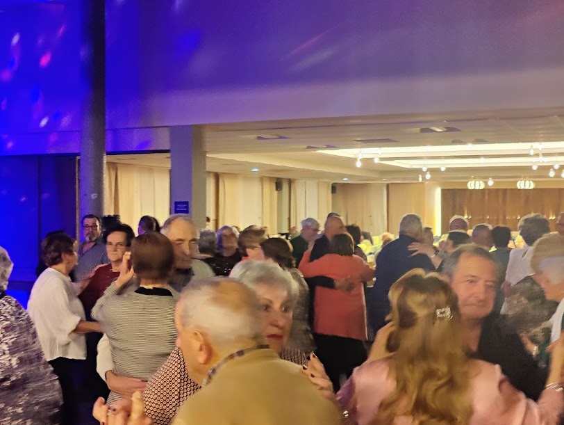 La Asociación Hogar del pensionista Maliayo reúne a más de 230 socios en su comida de Navidad - Concejo de Villaviciosa