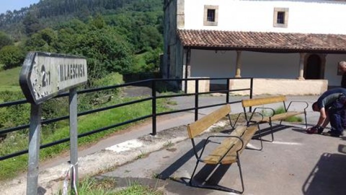 Instalados nuevos bancos en la localidad de Pernús - Concejo de Colunga