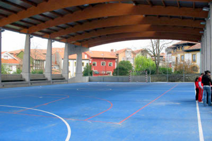 Llanes invierte 113.000 euros cierre pista deportiva de Nueva - Concejo de Llanes