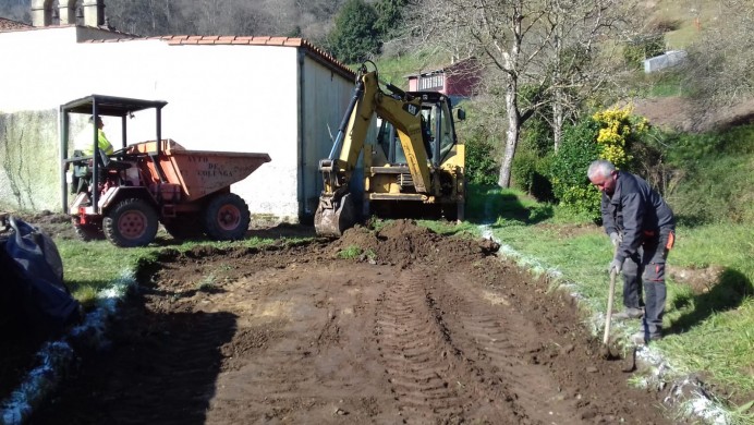 Arrancan las obras del entorno del Centro Social e Iglesia de Pivierda - Concejo de Colunga