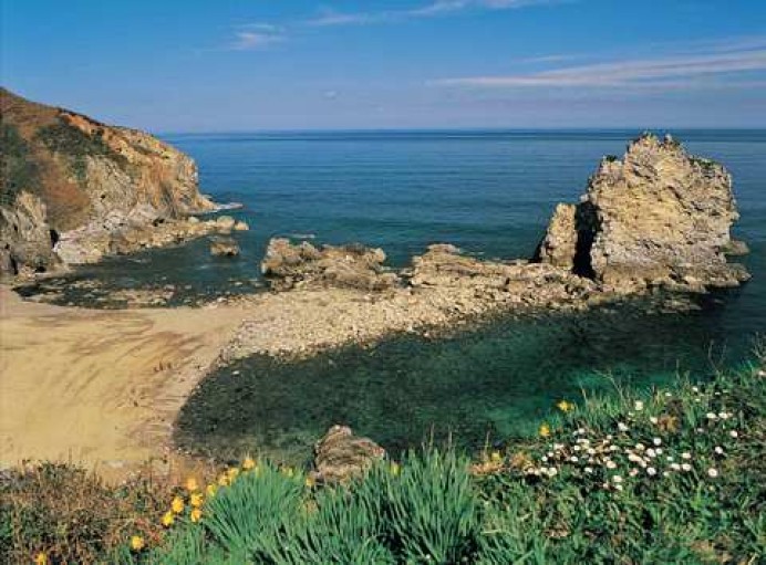 El Ayuntamiento de Llanes solicita al Ministerio de Medio Ambiente que dote a la playa de Castiellu, en Pendueles, de un acceso adecuado - Concejo de Llanes