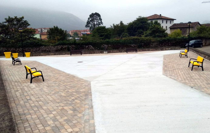 La plaza de Bricia incorpora mobiliario urbano - Concejo de Llanes