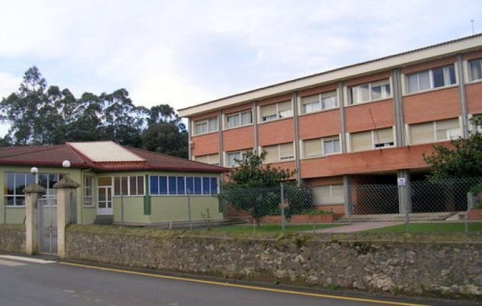 Posada: acera Valdellera, aparcamiento y macro traída - Concejo de Llanes