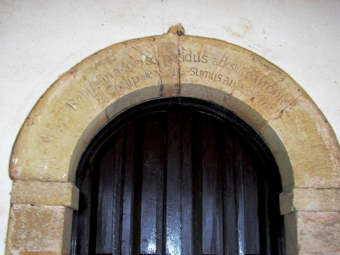 “Rebus in adversis periodus adesto patronus El Coeli pate a sumus aula Petre” - Concejo de Colunga