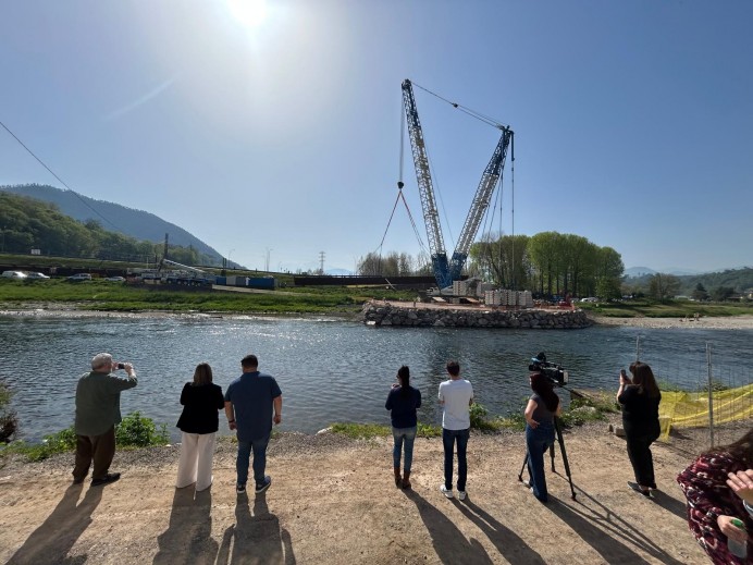 El nuevo puente Emilio Llamedo en Arriondas avanza con el izado de su estructura metálica