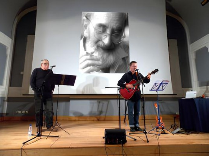 Recital de poesía y música en honor a Ángel González:  ‘Con pulso y aliento’ en Cangas de Onís - Concejo de Cangas de Onís