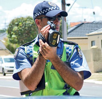 La D.G. de Carreteras y Ayuntamiento estudian cómo controlar la velocidad en la avenida de la playa de Colunga - Concejo de Colunga
