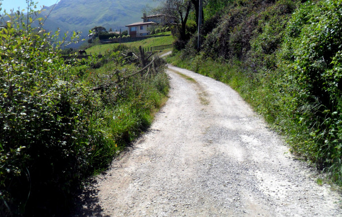 Llanes, renovación camino barrio del Ranchito, en Parres - Concejo de Llanes