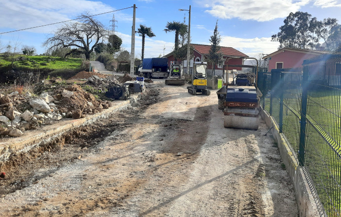 Llanes, en obras mejora el camino El Ranchito, en Parres - Concejo de Llanes