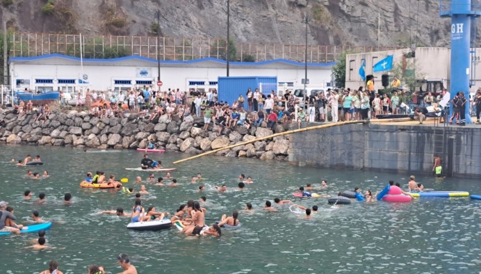 Raúl Fernández vencedor de la cucaña de Lastres 2025 - Fiestas y Tradiciones