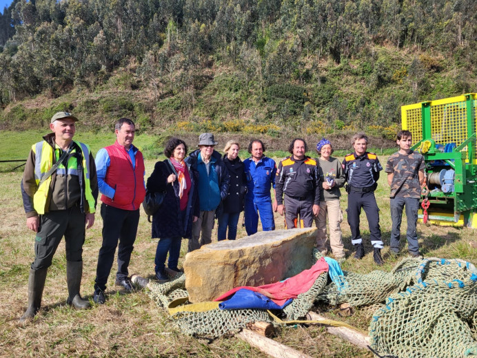 El equipo científico del MUJA recupera dos grandes bloques de arenisca con galerías de invertebrados jurásicos en los acantilados de la playa de España en Villaviciosa - Concejo de Villaviciosa